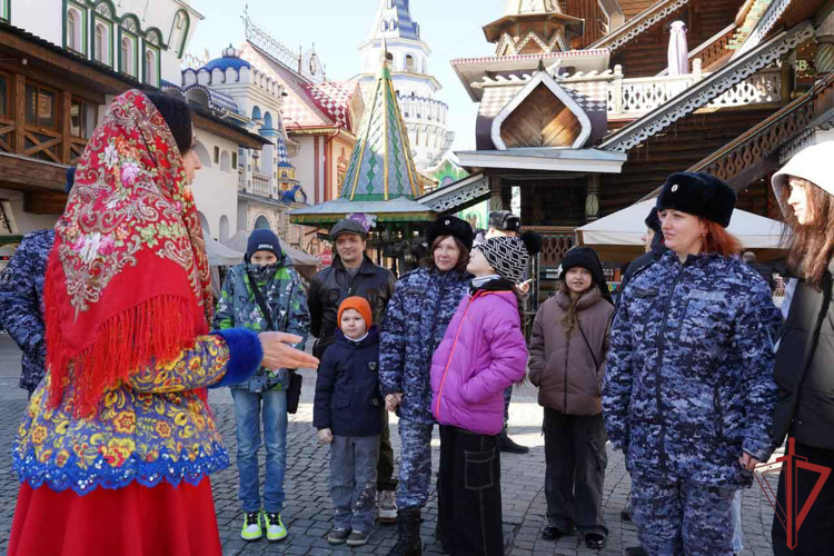 Дети столичных росгвардейцев познакомились с миром русской старины в Измайловском Кремле