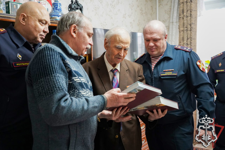 Столичные росгвардейцы поздравили с днём рождения труженика тыла и ветерана службы