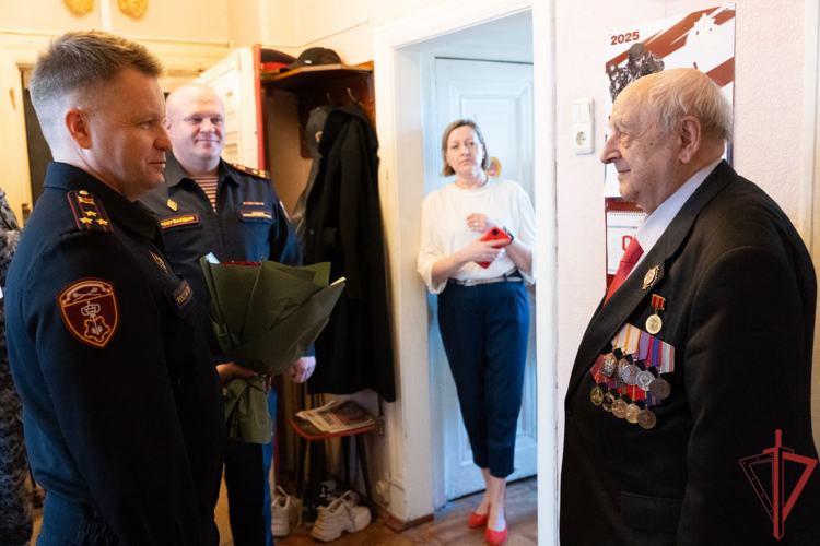 Столичные росгвардейцы поздравили ветерана службы с днём рождения