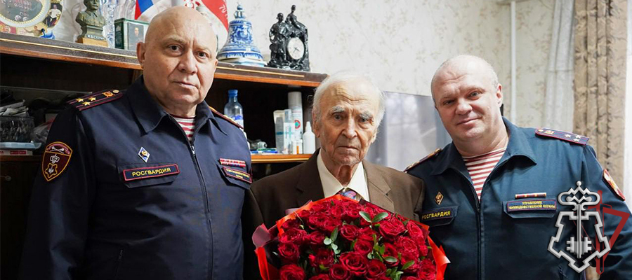 Столичные росгвардейцы поздравили с днём рождения труженика тыла и ветерана службы
