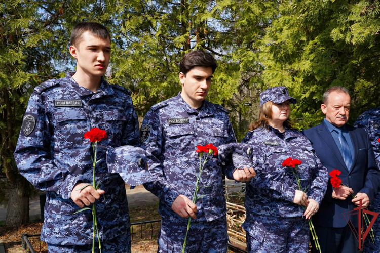 Столичные росгвардейцы почтили память Героя России Антона Фарелюка