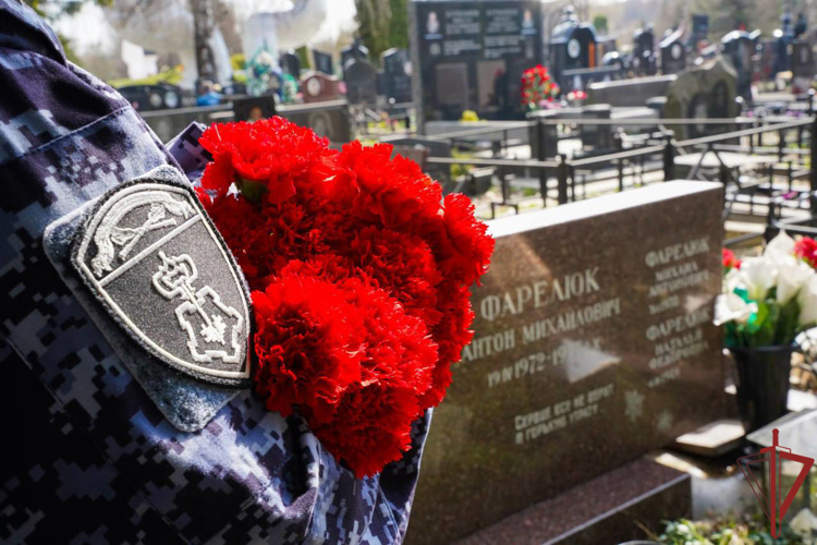 Столичные росгвардейцы почтили память Героя России Антона Фарелюка