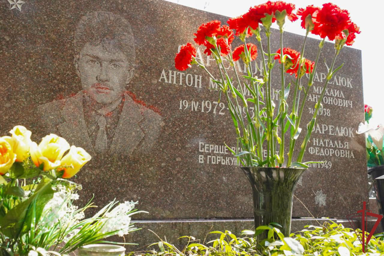 Столичные росгвардейцы почтили память Героя России Антона Фарелюка