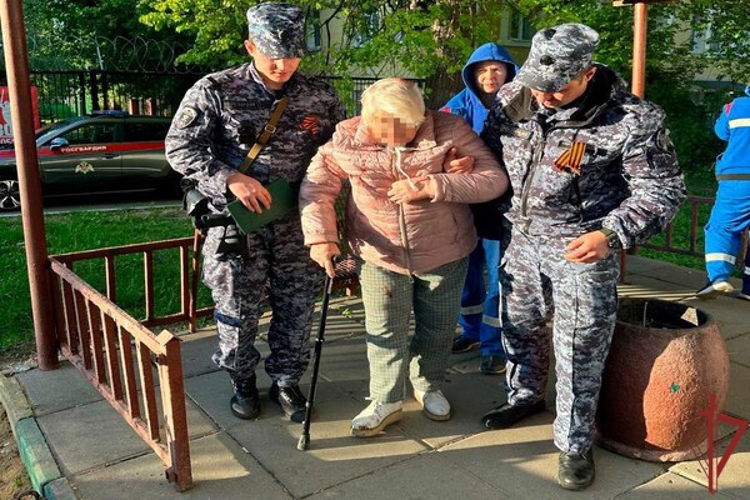 Столичные росгвардейцы оказали помощь женщине, получившей травму на улице