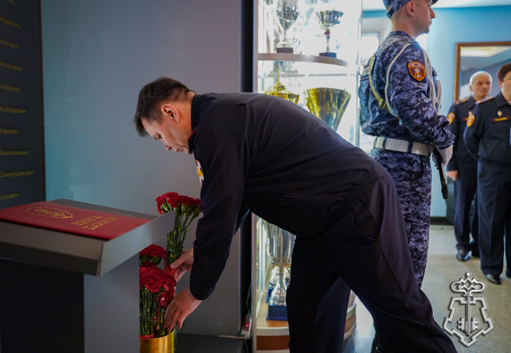 Торжественная церемония установки копии Знамени Победы прошла в Управлении вневедомственной охраны Росгвардии Москвы