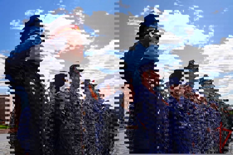 В День Победы столичные росгвардейцы возложили цветы к Вечному огню на Поклонной горе