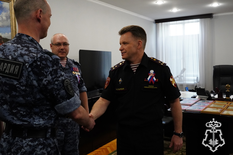Начальник управления вневедомственной охраны столичной Росгвардии встретился с участниками СВО
