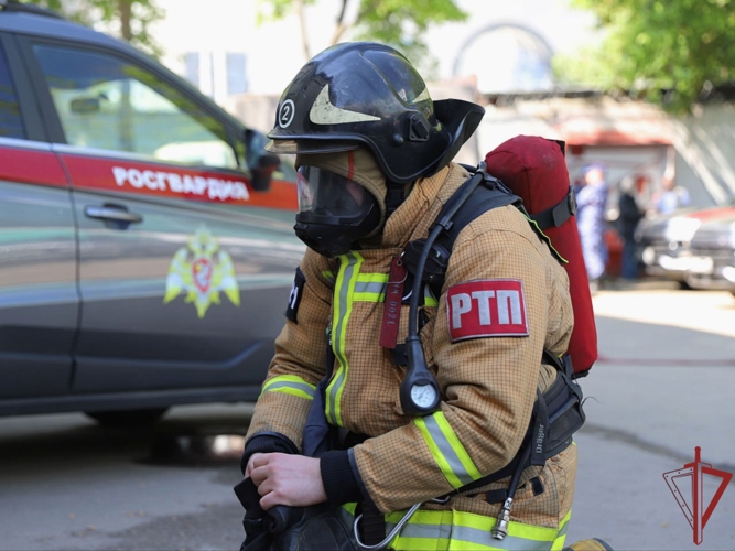 Столичные росгвардейцы помогли эвакуировать жильцов из горящего дома (видео)