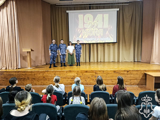Росгвардейцы провели урок памяти для воспитанников центра "Алтуфьево"
