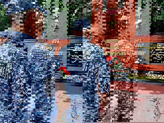 Росгвардейцы возложили цветы к памятным мемориалам Москвы