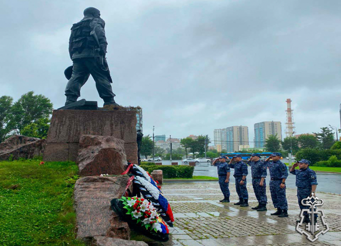 Столичные росгвардейцы почтили память ветеранов боевых действий в Москве 