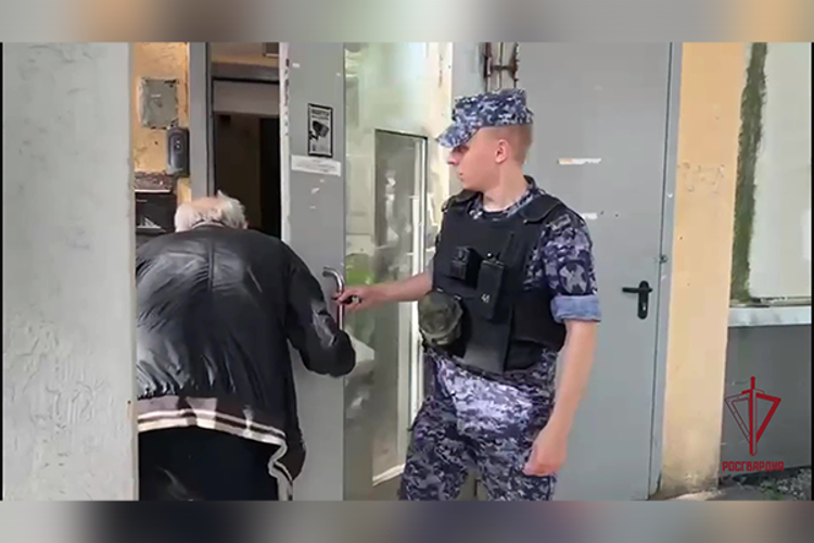 Московские росгвардейцы помогли пожилому мужчине, потерявшемуся на улице, вернуться домой (ВИДЕО)