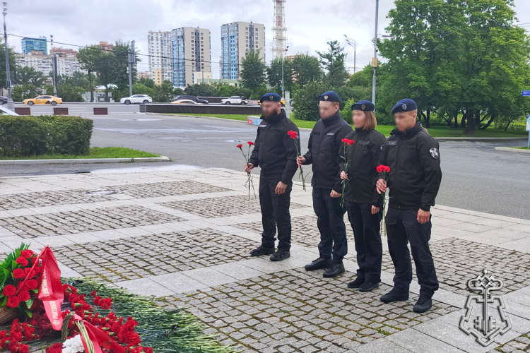 Столичные росгвардейцы почтили память ветеранов боевых действий в Москве 