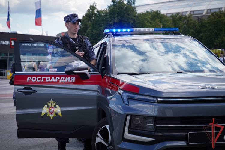 Столичные росгвардейцы помогли госпитализировать мужчину с неадекватным поведением (видео)