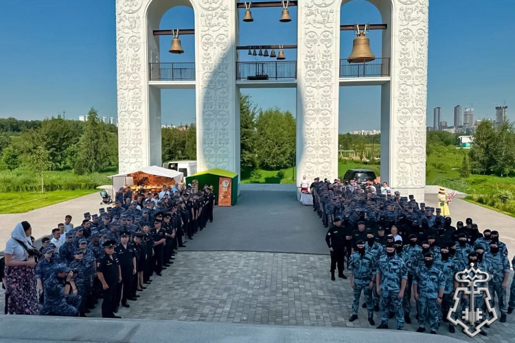 Сотрудники столичного главка Росгвардии приняли участие в литургии по случаю Дня крещения Руси (видео)