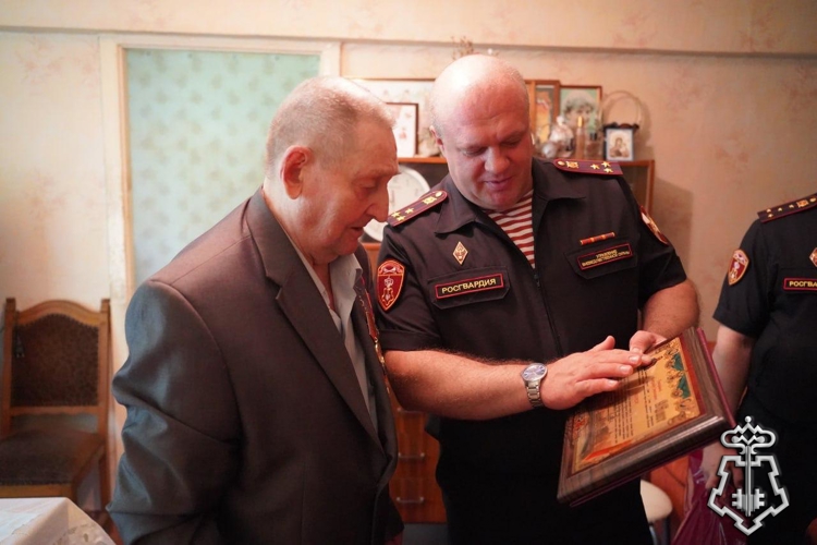 Столичные росгвардейцы поздравили труженика тыла с 95-летием