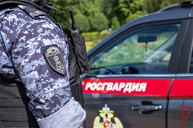 В Москве росгвардейцы задержали мужчину с наркотическим веществом (ВИДЕО)
