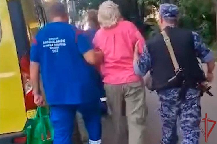 Московские росгвардейцы помогли пенсионерке, потерявшей сознание на улице (ВИДЕО)