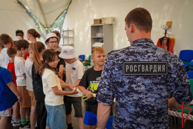 Столичные росгвардейцы провели урок мужества для участников детского городского клуба «Лето Побед» (ВИДЕО)