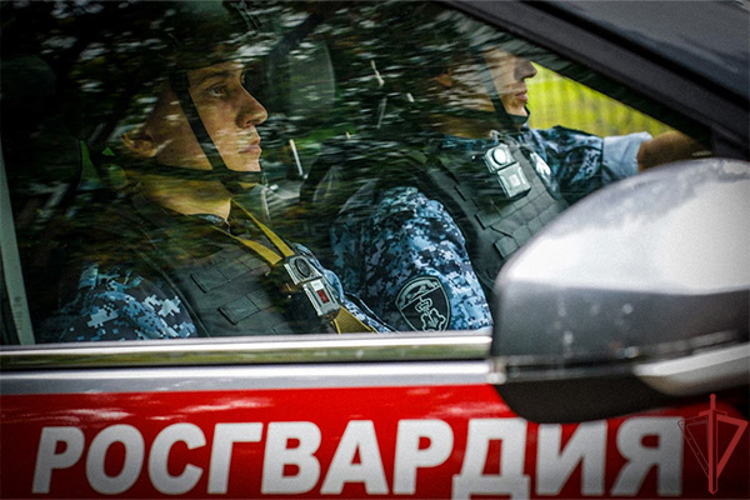 Московские росгвардейцы задержали мужчин с наркотиками в подъезде многоквартирного дома (ВИДЕО)