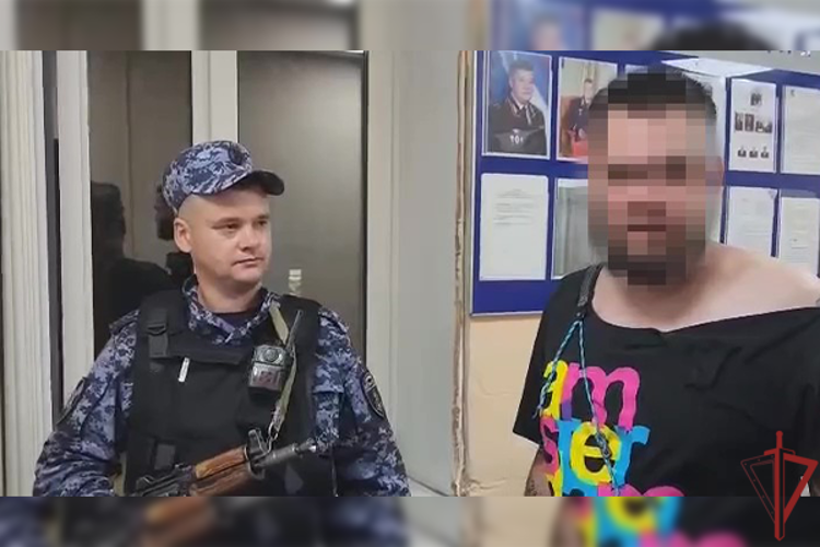 Росгвардейцы задержали вооруженного ножом мужчину на детской площадке в Москве (видео)
