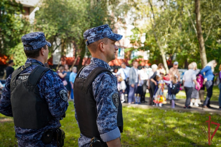 В Москве росгвардейцы совместно с представителями других силовых ведомств обеспечили общественный порядок и безопасность в День знаний (ВИДЕО)