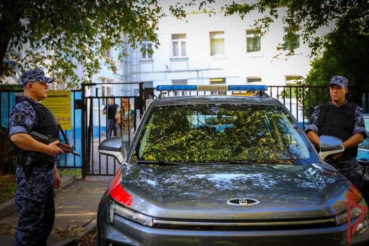 В Москве росгвардейцы совместно с представителями других силовых ведомств обеспечили общественный порядок и безопасность в День знаний (ВИДЕО)