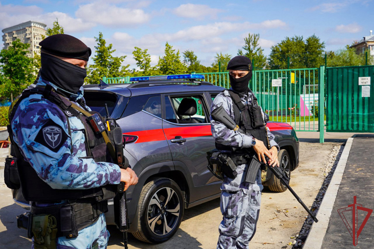 В Москве росгвардейцы совместно с представителями других силовых ведомств обеспечили общественный порядок и безопасность в День знаний (ВИДЕО)