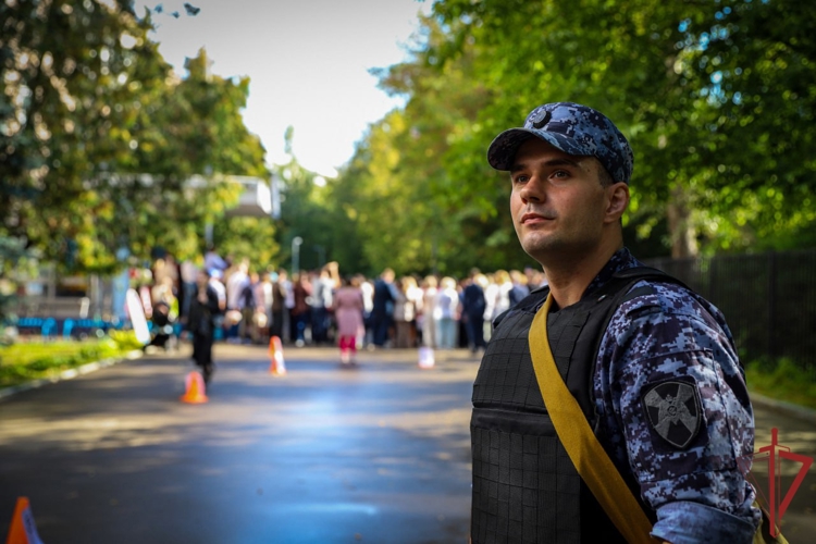 В Москве росгвардейцы совместно с представителями других силовых ведомств обеспечили общественный порядок и безопасность в День знаний (ВИДЕО)