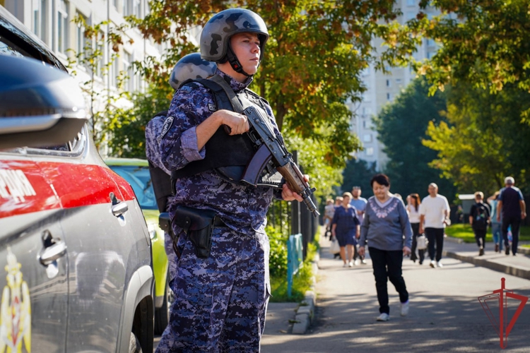 В Москве росгвардейцы совместно с представителями других силовых ведомств обеспечили общественный порядок и безопасность в День знаний (ВИДЕО)