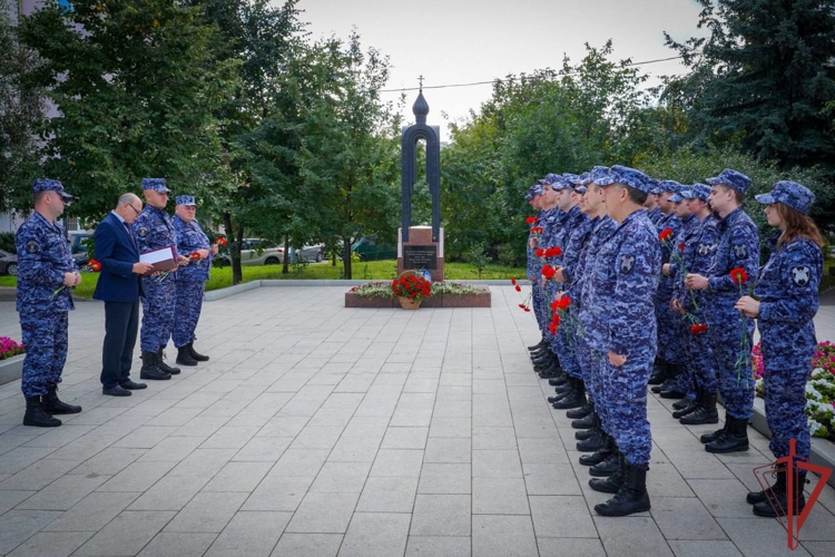 Московские росгвардейцы в годовщину теракта почтили память жертв на улице Гурьянова (ВИДЕО)