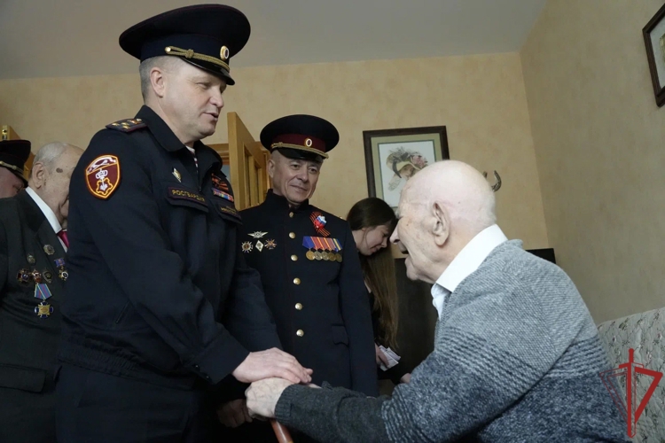В Москве росгвардейцы поздравили ветеранов с юбилеем Победы (видео)