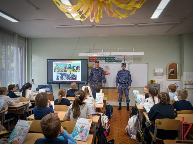 Росгвардейцы провели Урок мужества для московских гимназистов