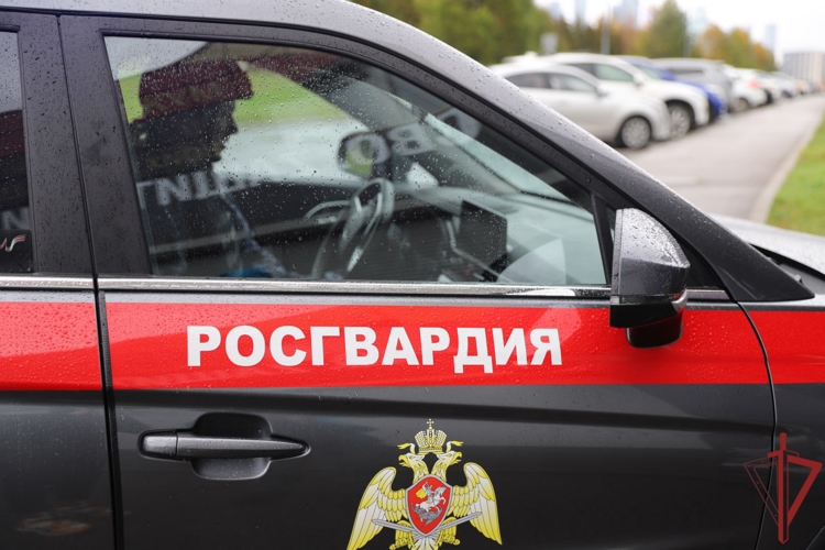 Росгвардейцы оказали помощь мужчине с сердечным недомоганием в Москве (ВИДЕО)
