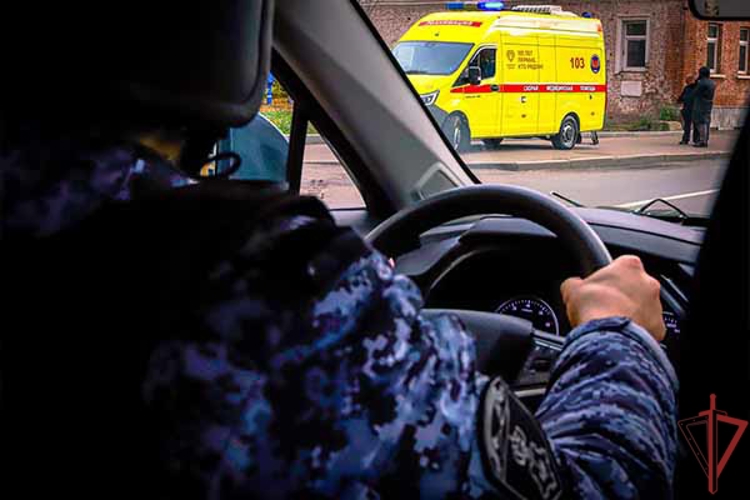 Московские росгвардейцы помогли пострадавшему в ДТП курьеру