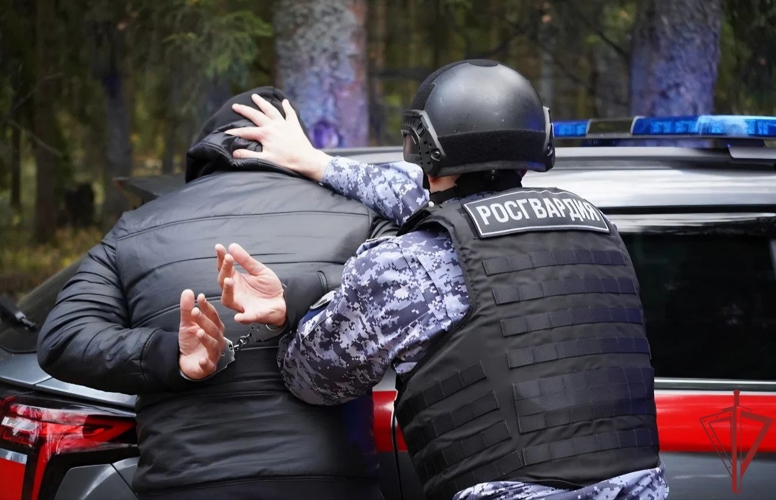 Московские росгвардейцы задержали подозреваемых в совершении кражи элитного алкоголя (видео)