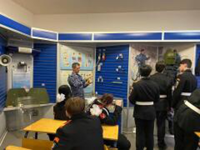 Столичные росгвардейцы провели экскурсию для кадетов