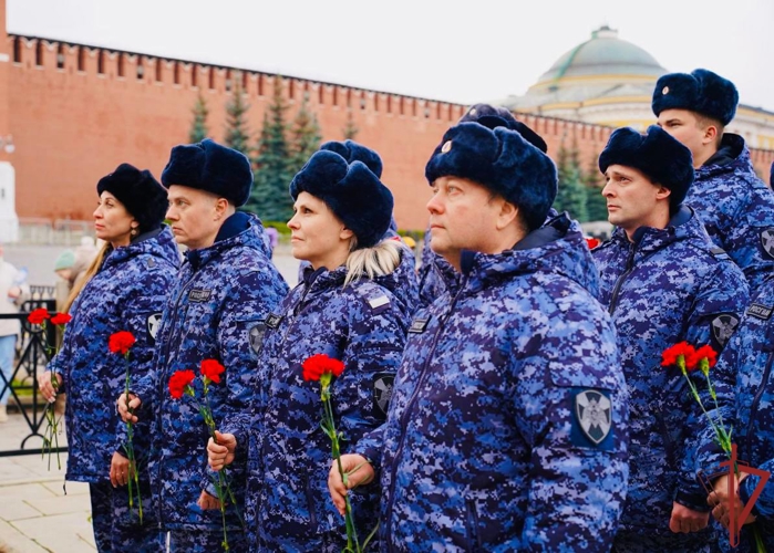 Столичные росгвардейцы возложили цветы на Красной площади в честь Дня народного единства