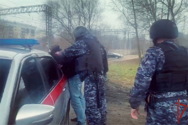 Росгвардейцы задержали нетрезвого мужчину в московской школе (видео)