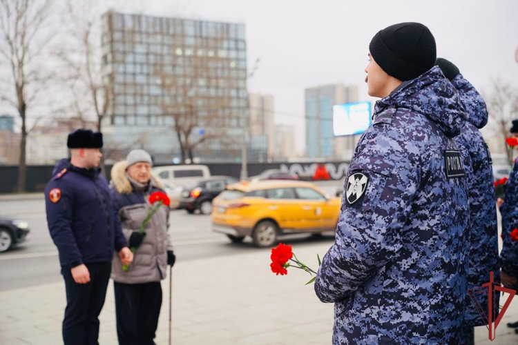Столичные росгвардейцы в День Героев Отечества приняли участие в памятном возложении на Поклонной горе (ВИДЕО)