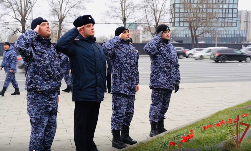 Столичные росгвардейцы в День Героев Отечества приняли участие в памятном возложении на Поклонной горе (ВИДЕО)