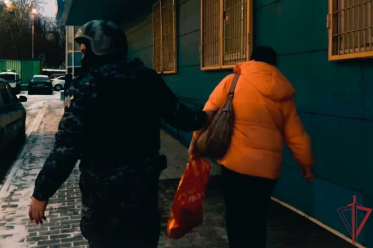 Росгвардейцы задержали нетрезвую москвичку за нарушение общественного порядка в школе (ВИДЕО)
