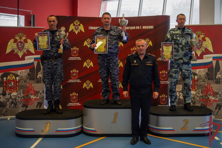 В столичном главке Росгвардии прошли соревнования по лыжным гонкам и зимнему офицерскому троеборью (видео)