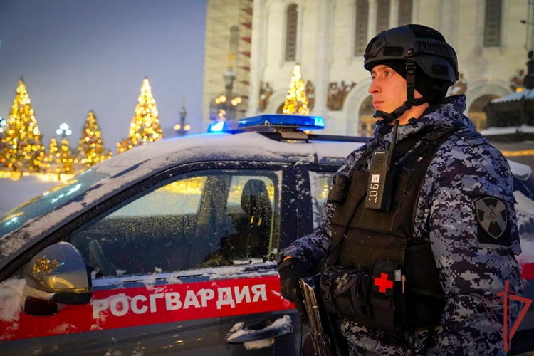 Столичные росгвардейцы помогают жителям города справляться с непогодой (видео)
