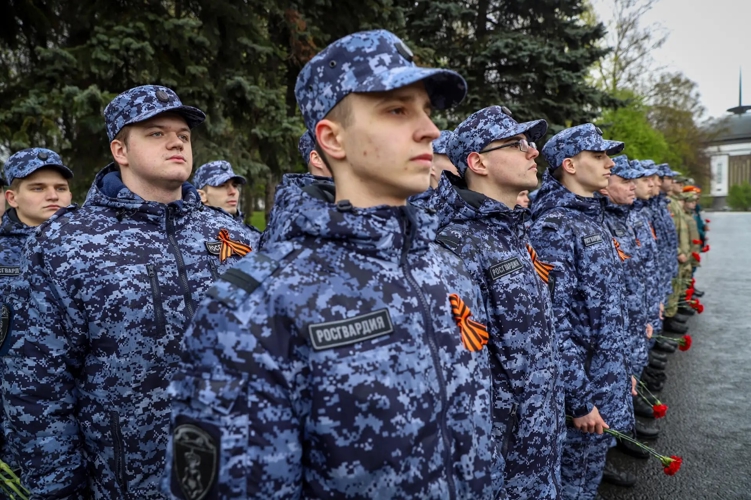 Столичные росгвардейцы возложили цветы к Монументу участникам ликвидации аварии на Чернобыльской АЭС 