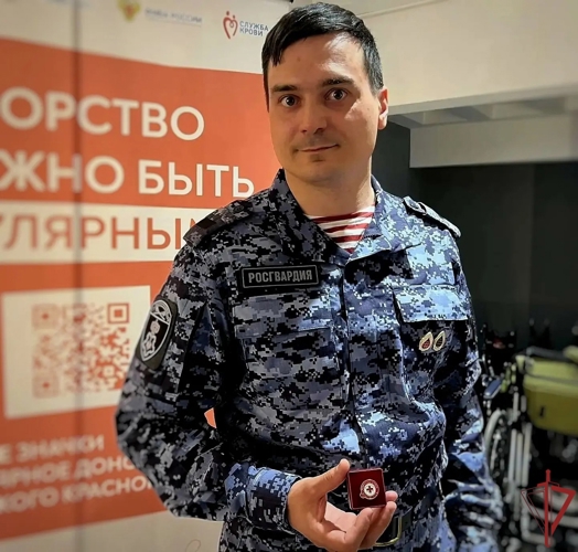 В Москве почетный донор из вневедомственной охраны Росгвардии получил награду от Красного Креста