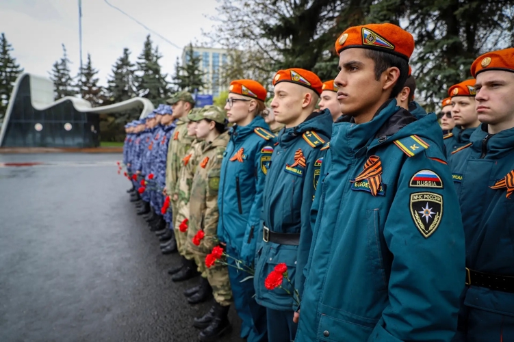 Столичные росгвардейцы возложили цветы к Монументу участникам ликвидации аварии на Чернобыльской АЭС 