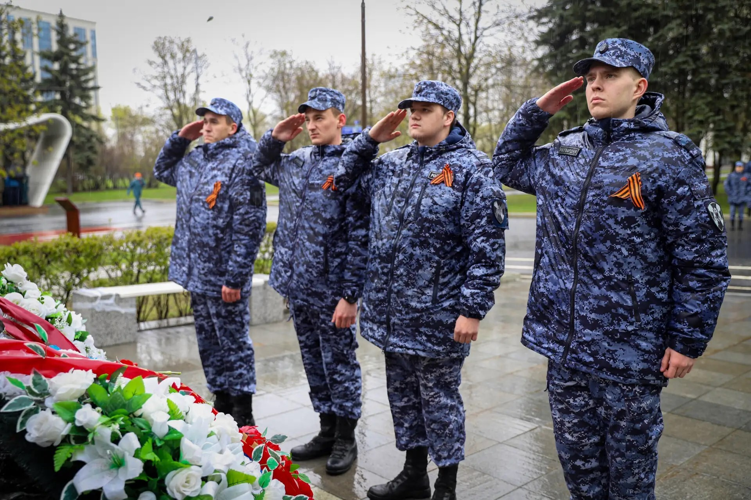 Столичные росгвардейцы возложили цветы к Монументу участникам ликвидации аварии на Чернобыльской АЭС 