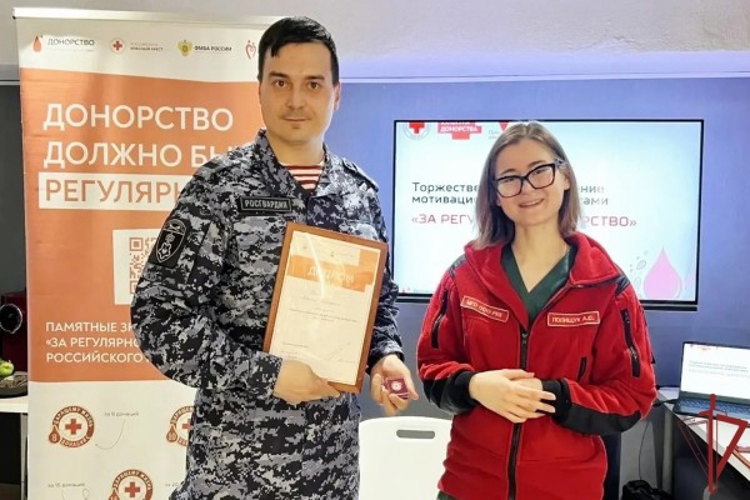 В Москве почетный донор из вневедомственной охраны Росгвардии получил награду от Красного Креста