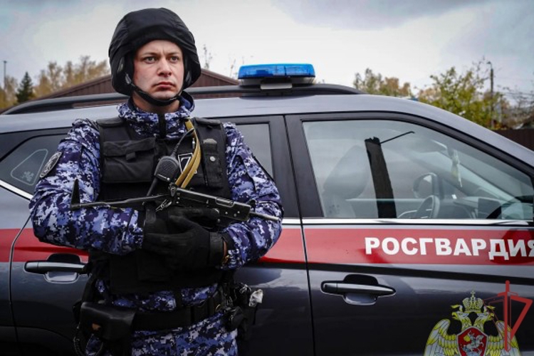 Московские росгвардейцы задержали лишённую родительских прав женщину за дебош в школе (видео)